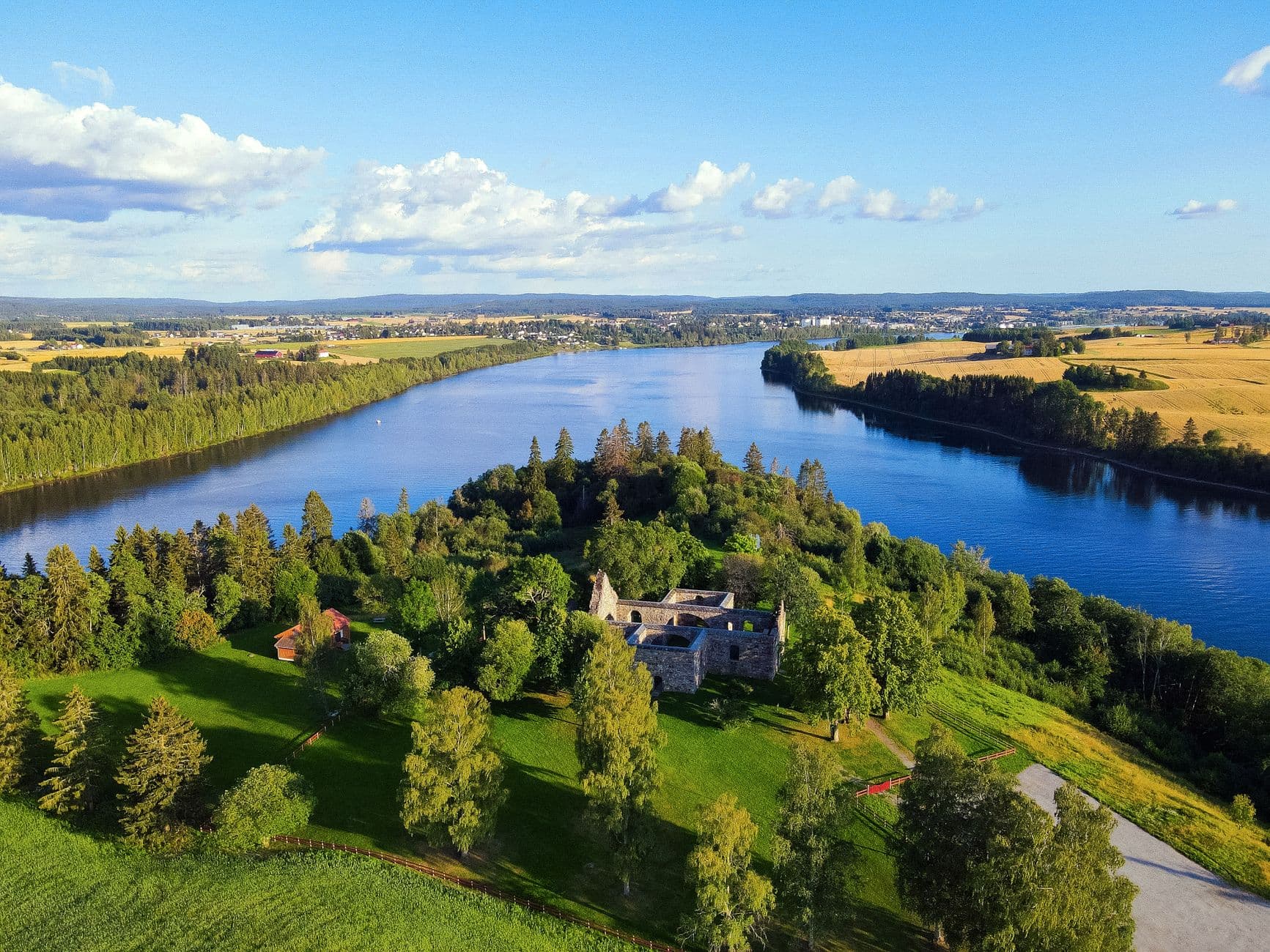 Nes kirkeruiner ved samløpet av Glomma og Vorma på Romerike