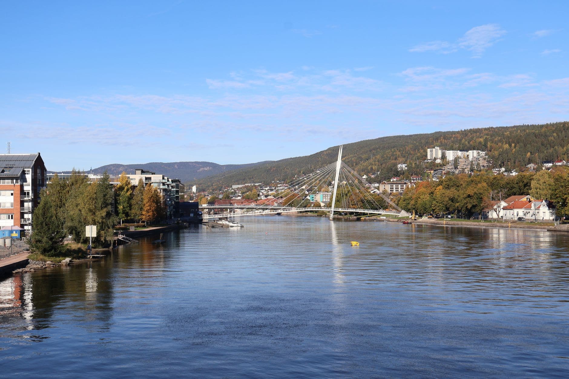 Drammenselva med gangbrua Ypsilon en klar høstdag