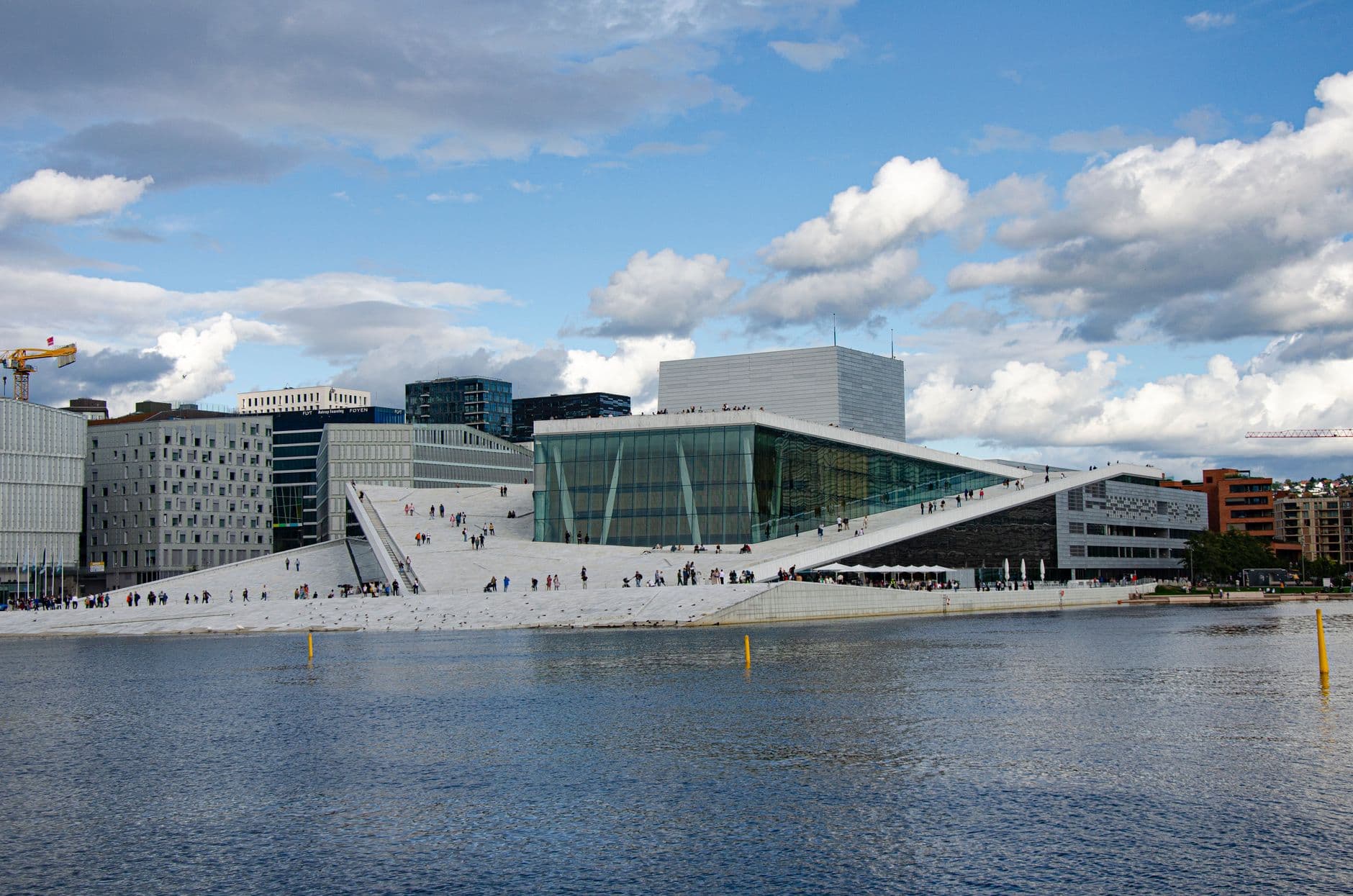 Operahuset i Oslo sett fra fjorden en klar dag